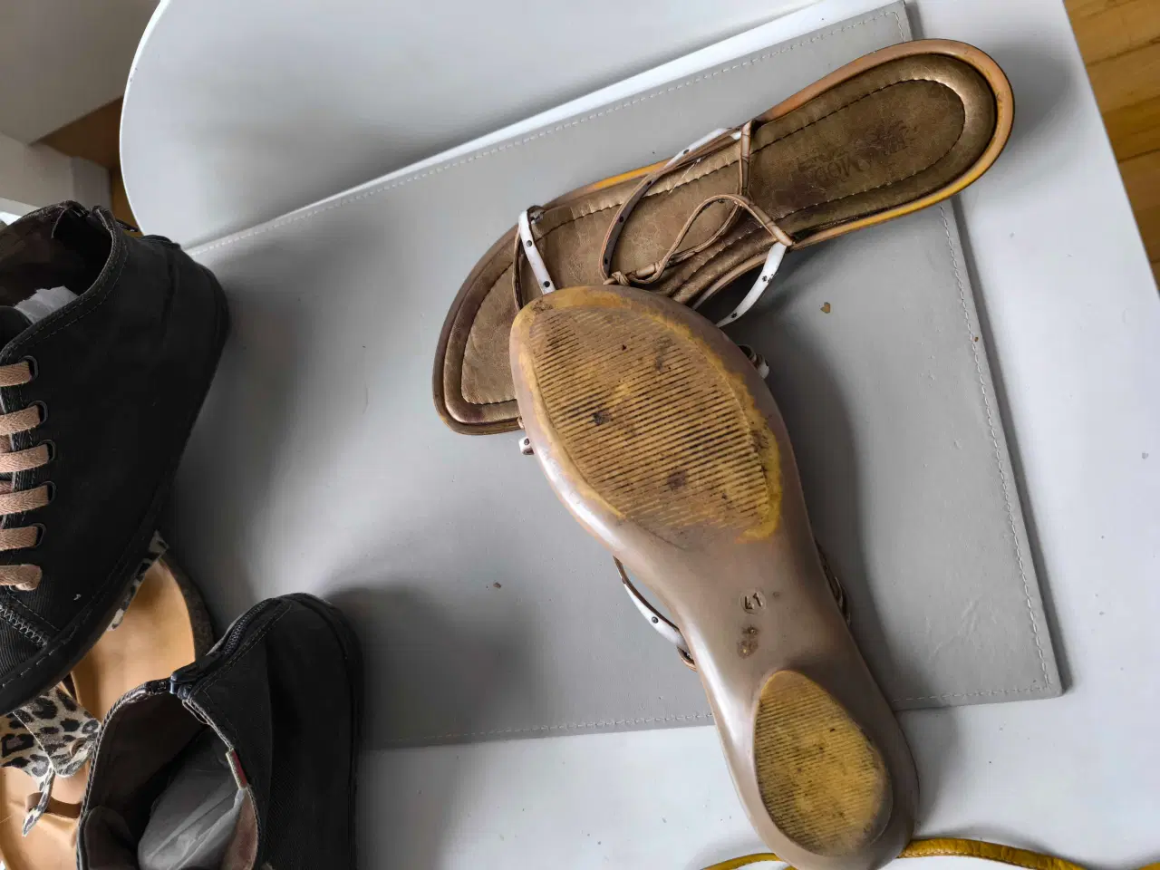Billede 3 - 2 par sandaler meget flotte