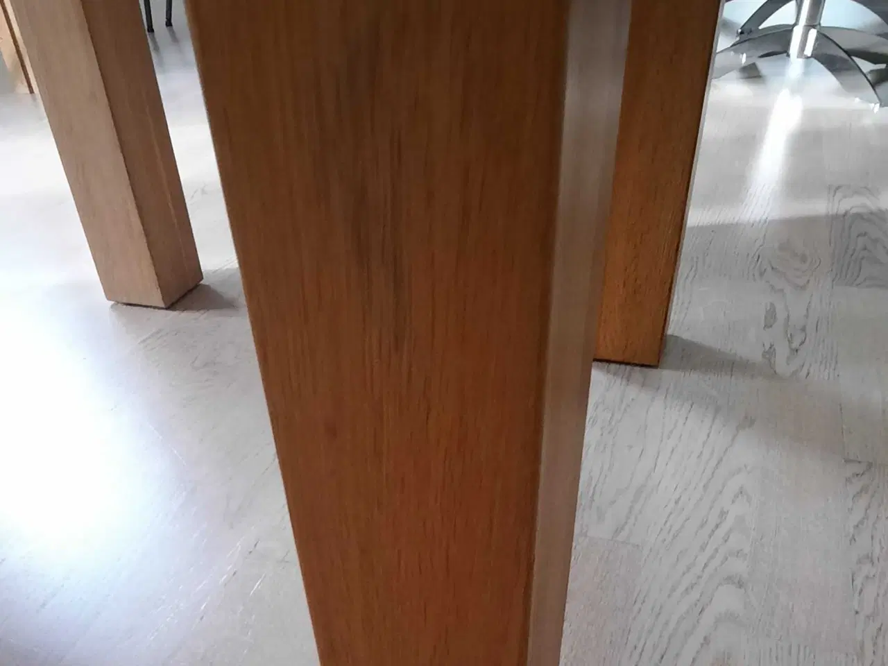 Billede 5 - Sofabord med egetræsstel og travertin bordplade