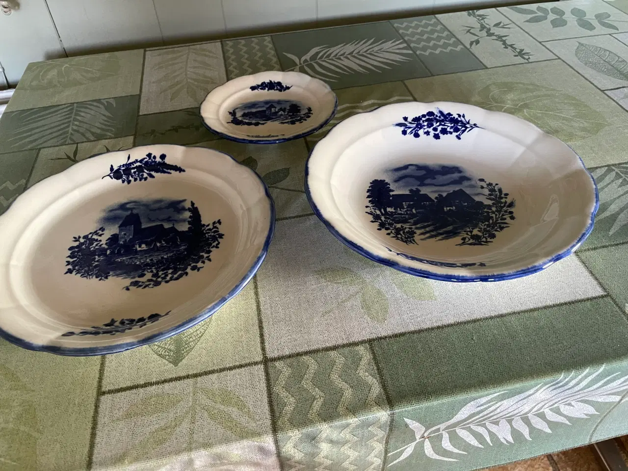 Billede 4 - Steingut spisestel, fade, sovseskåle m.m.