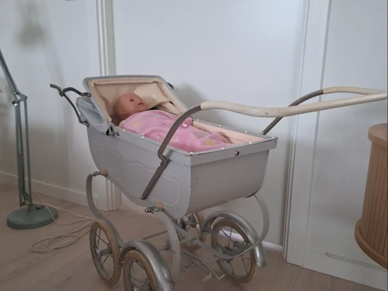 Billede 1 - Dukkevogn - grå