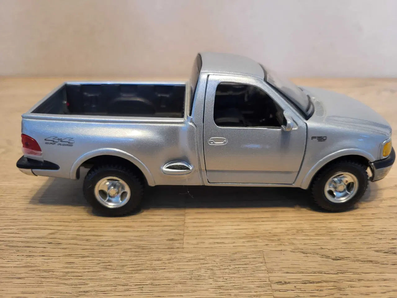 Billede 2 - Modelbil: FORD F-Series 1997.  Skala 1/24.