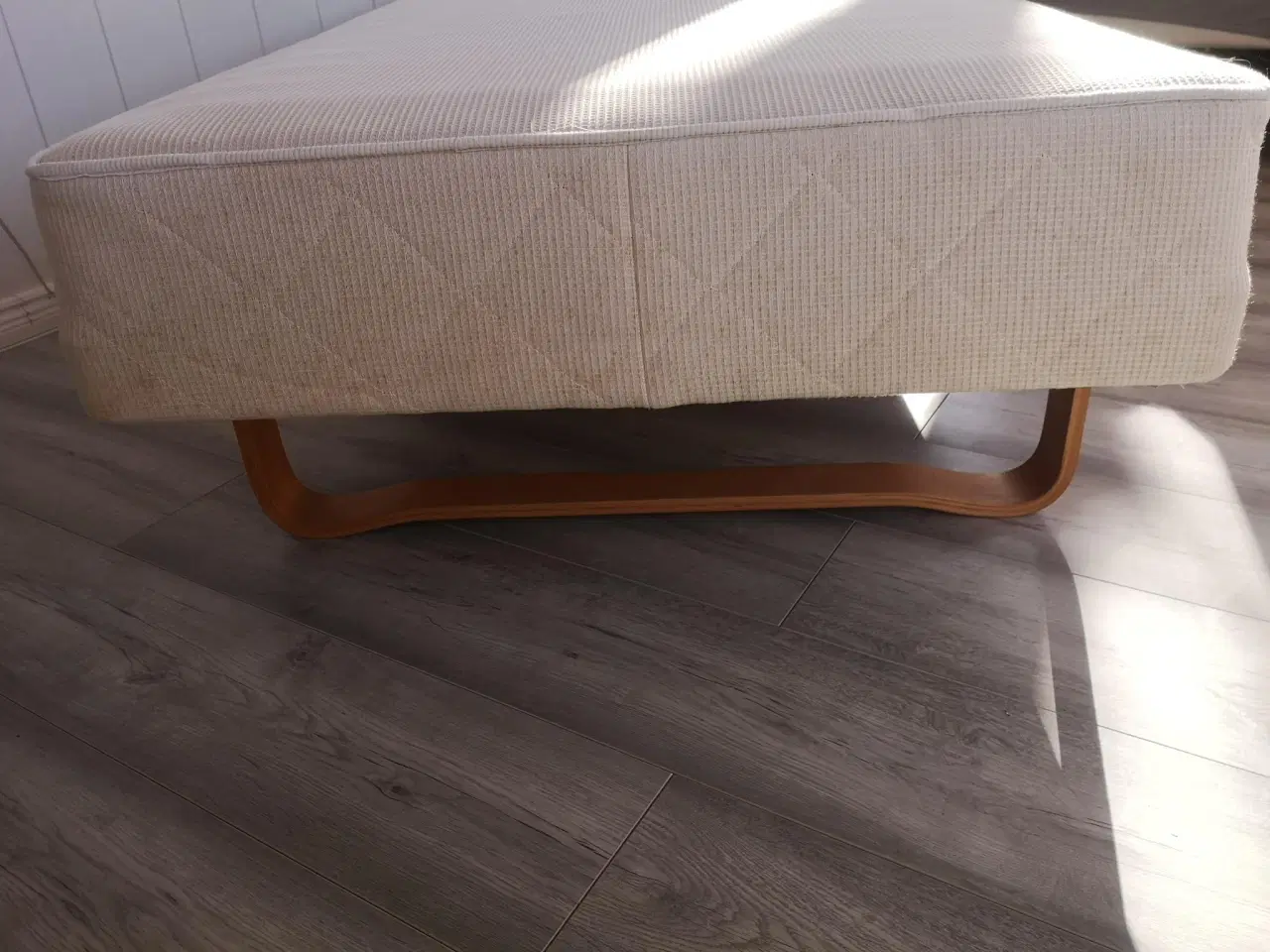 Billede 1 - 2 boksmadrasser med fine træfødder, 