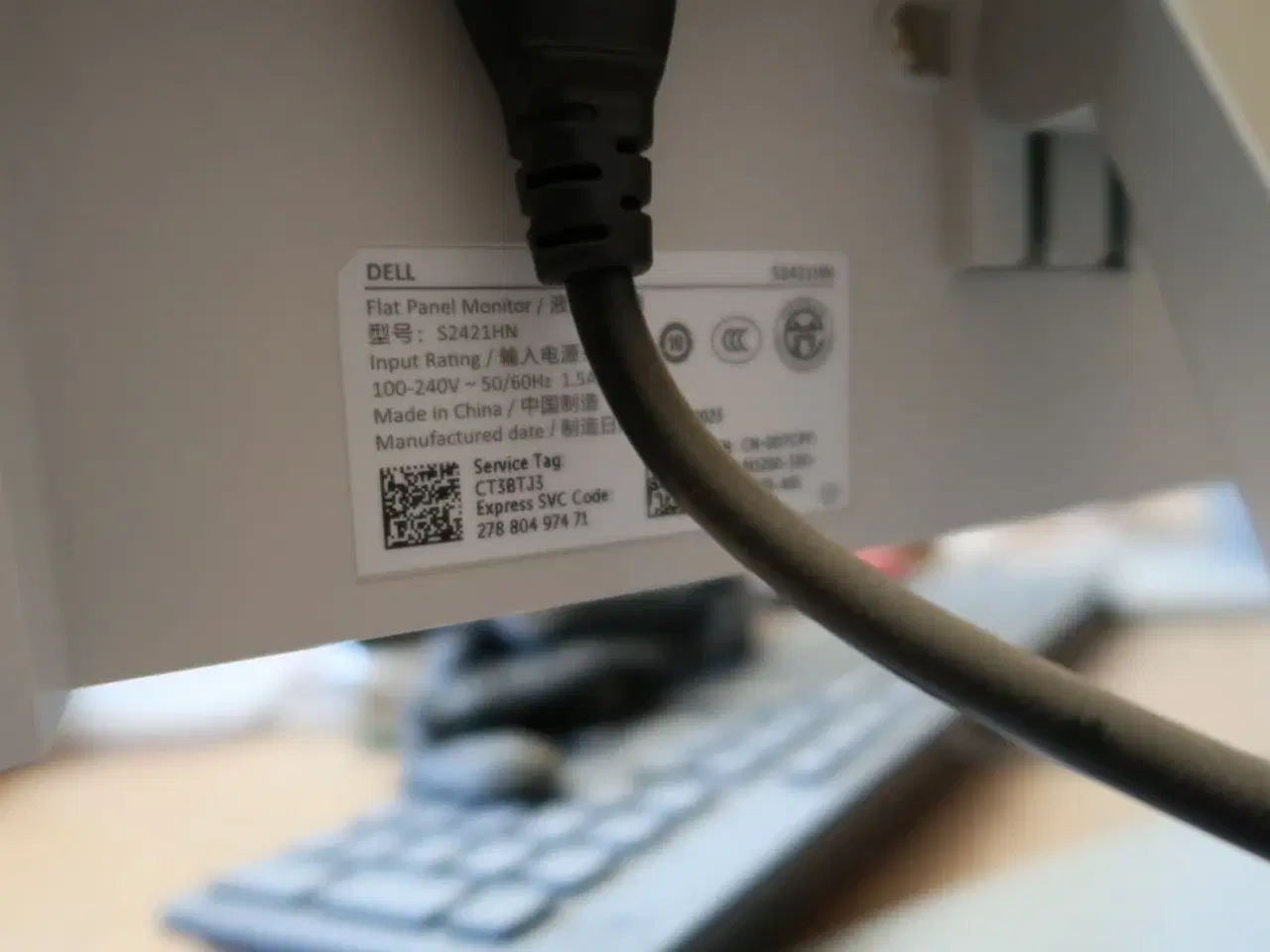 Billede 7 - El. hæve/sænke skrivebord med indhold bl.a. 2 stk. computerskærme DELL S2421HN, dockingstation m.m.