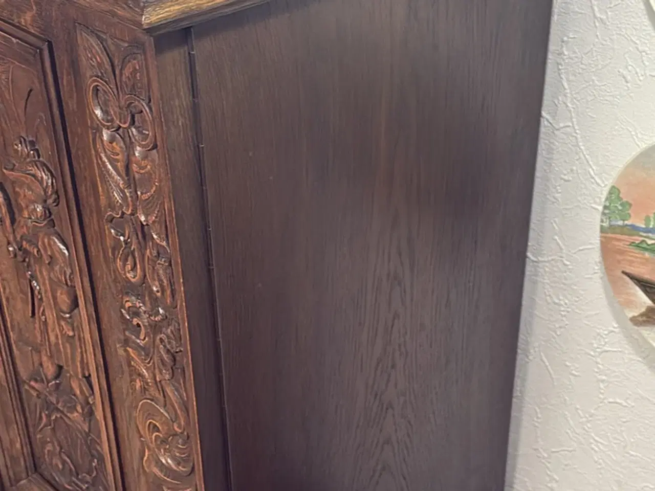 Billede 1 - Renæsance dæktøjsskab med unikke udskæringer