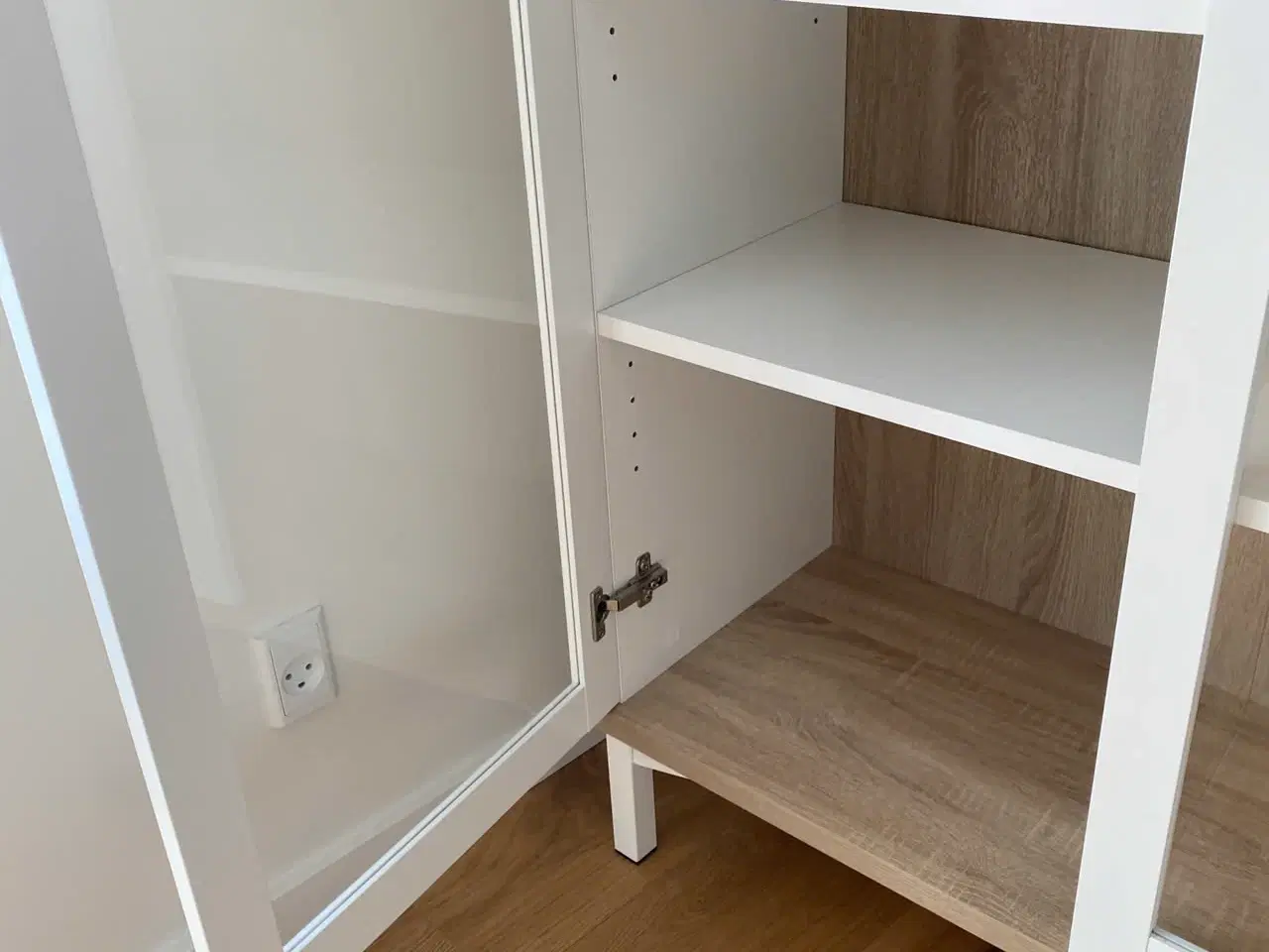 Billede 4 - Hvid vitrineskab i egetræslook