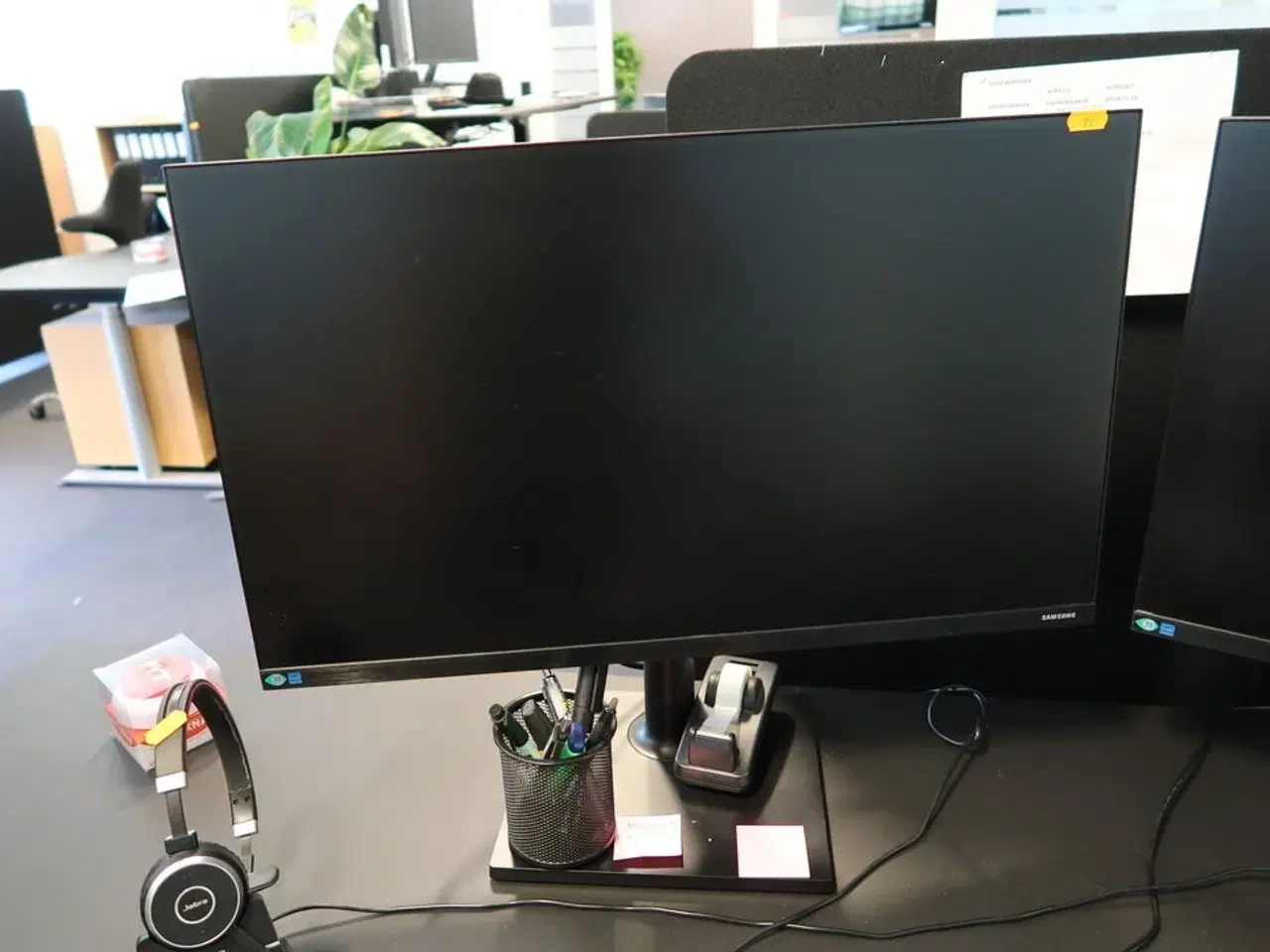 Billede 3 - 2 stk. computerskærme SAMSUNG F27T450FQR med tastatur og rollermouse