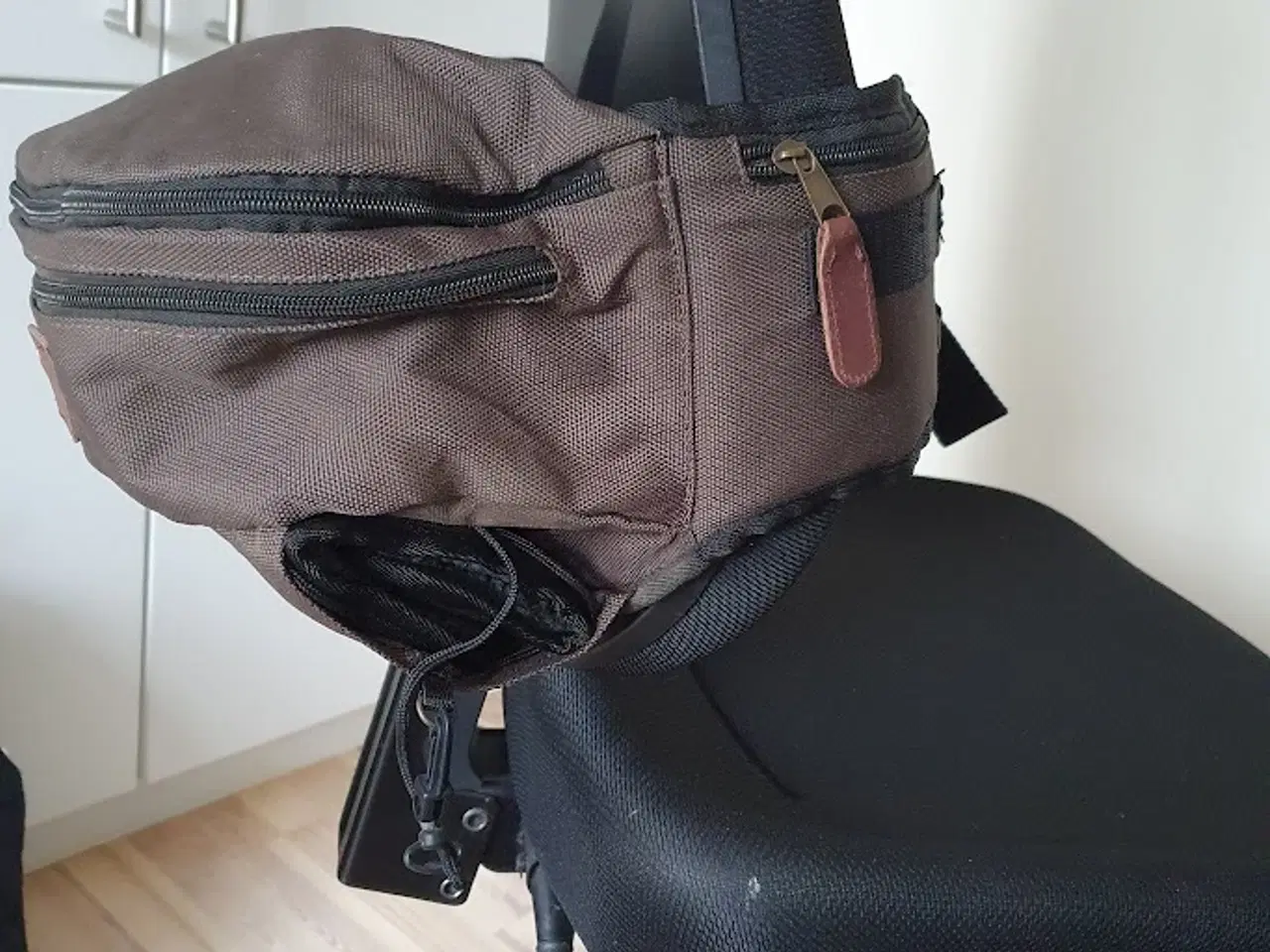 Billede 3 - Taske. Hofte taske med mange detaljer 