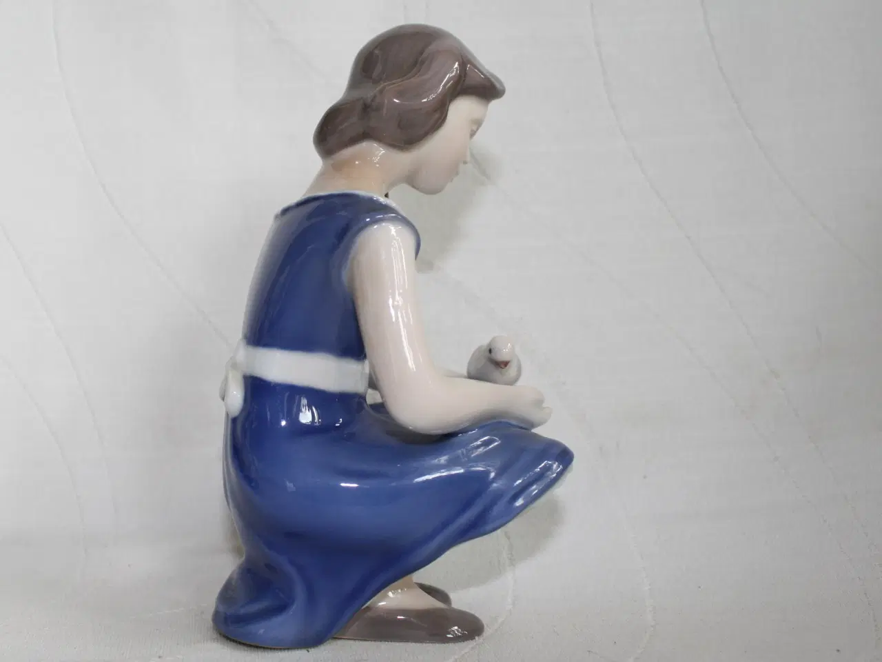 Billede 8 - Pige med due, figur fra Bing & Grøndahl 