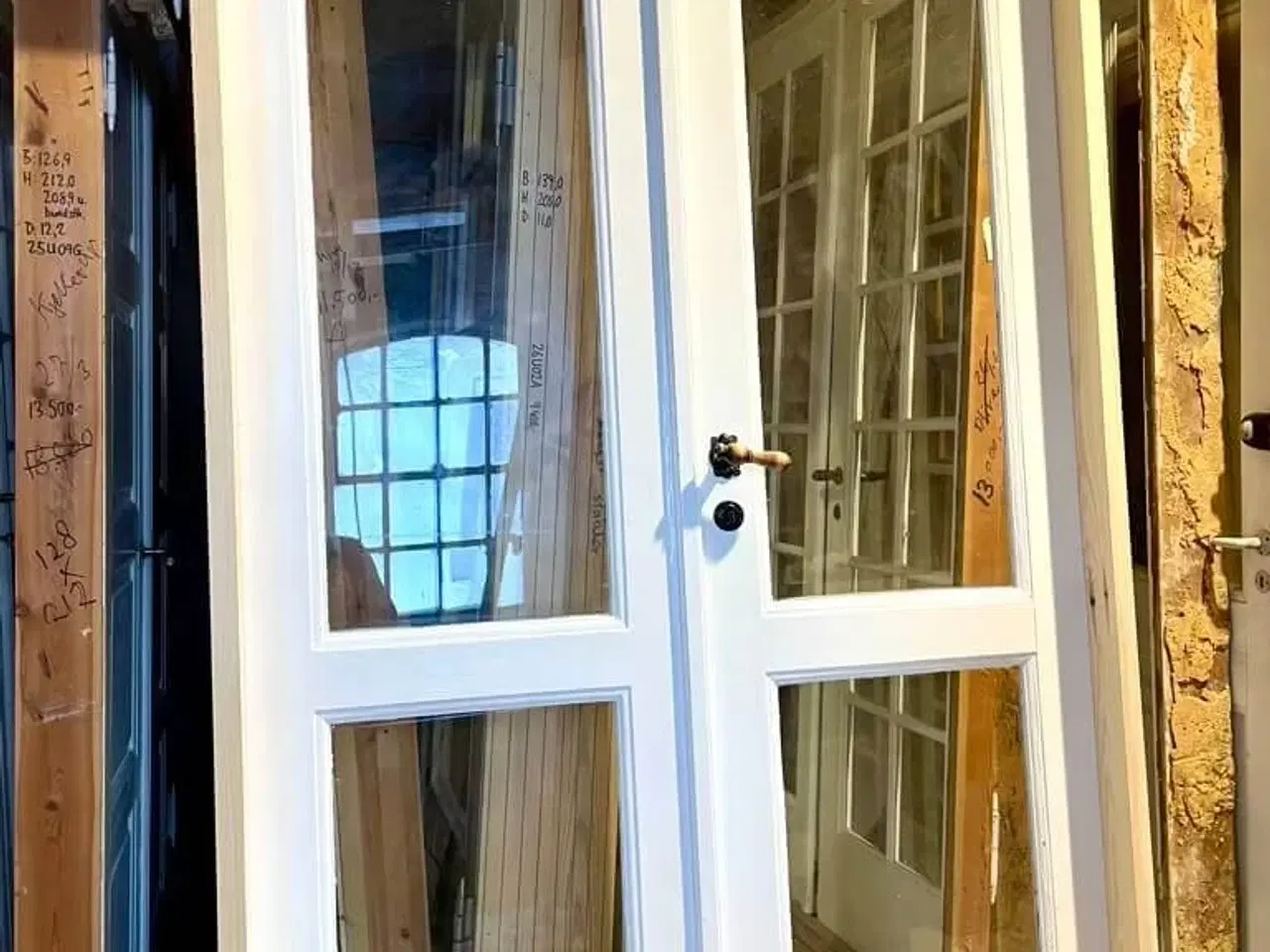 Billede 2 - Smuk dobbeltdør m. store glaspartier og karm