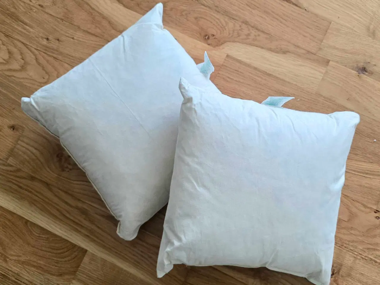 Billede 1 - 2 monteringspuder 30x30 med ægte fjer