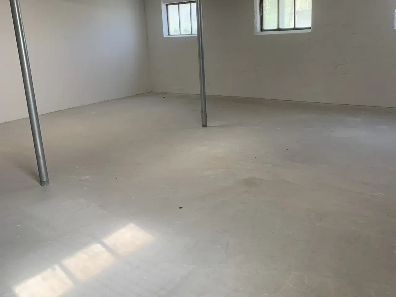 Billede 3 - Flot istandsat lokale. med muret ydervægge og lecaloft.