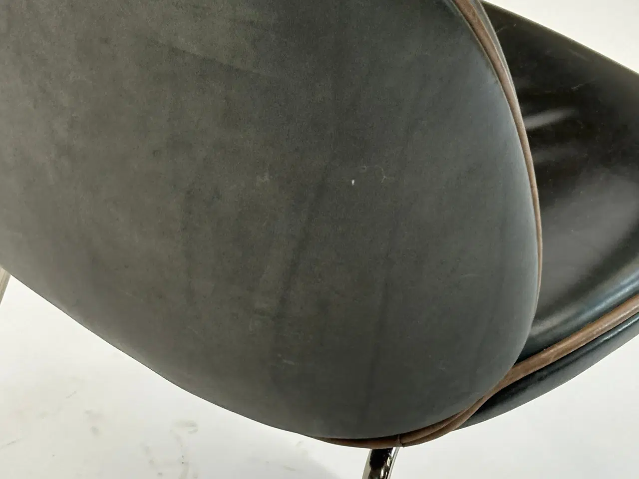 Billede 9 - GUBI | Beetle Chair (Grå m. brun kant)