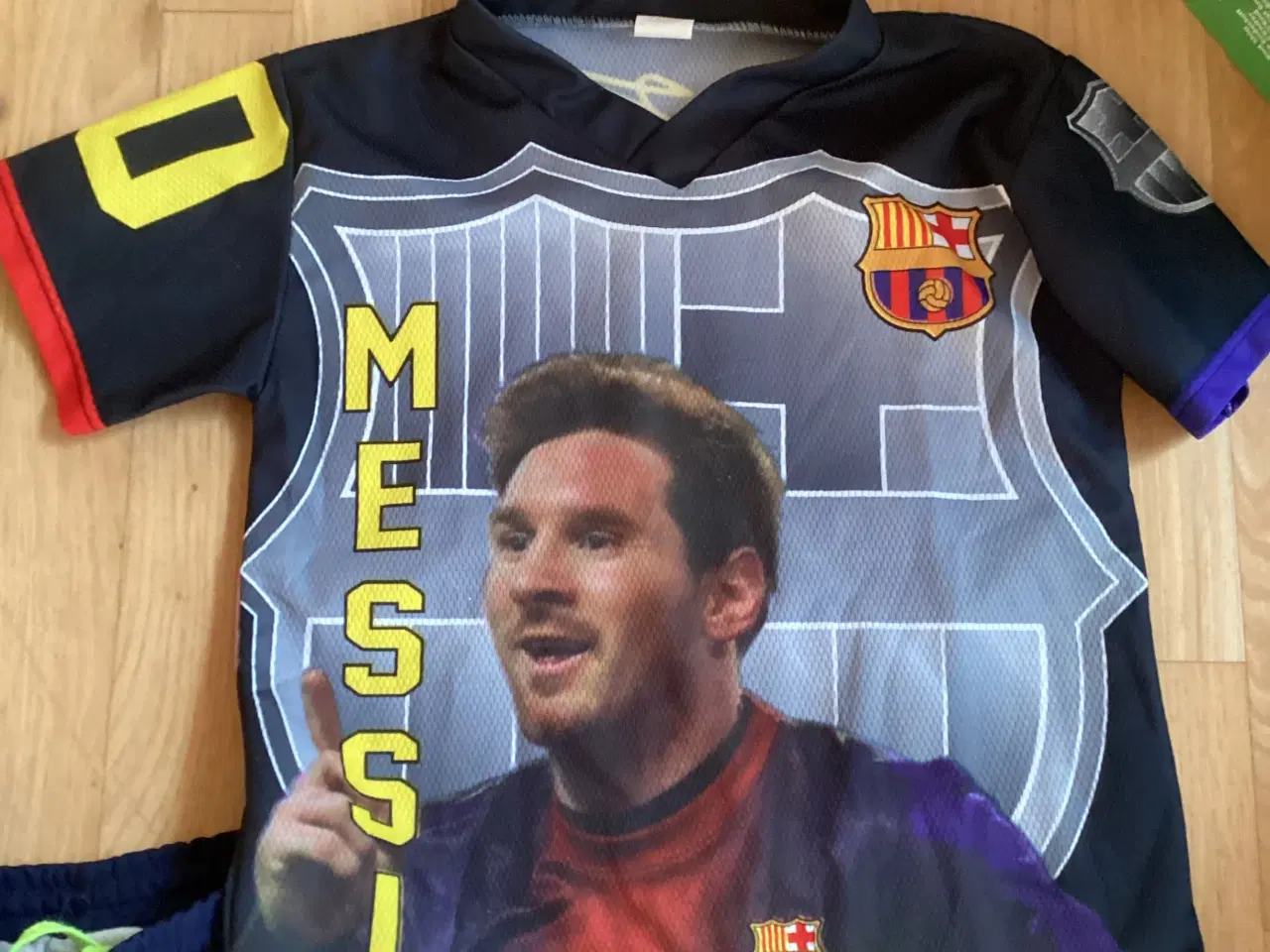 Billede 4 - Hummel shorts sæt og Messi t-tshirt
