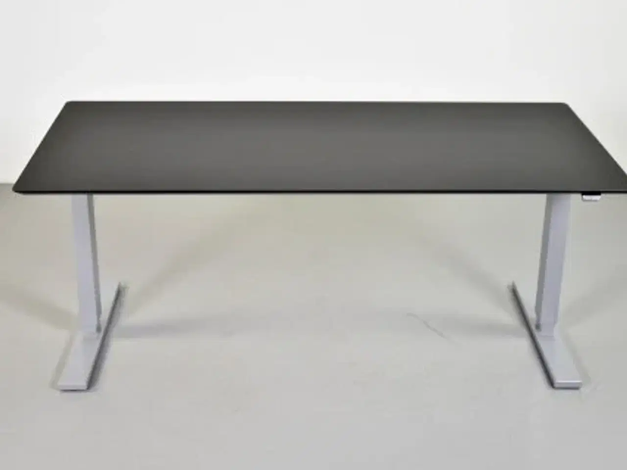 Billede 1 - Hæve-/sænkebord med sort linoleums fsc plade på alu stel