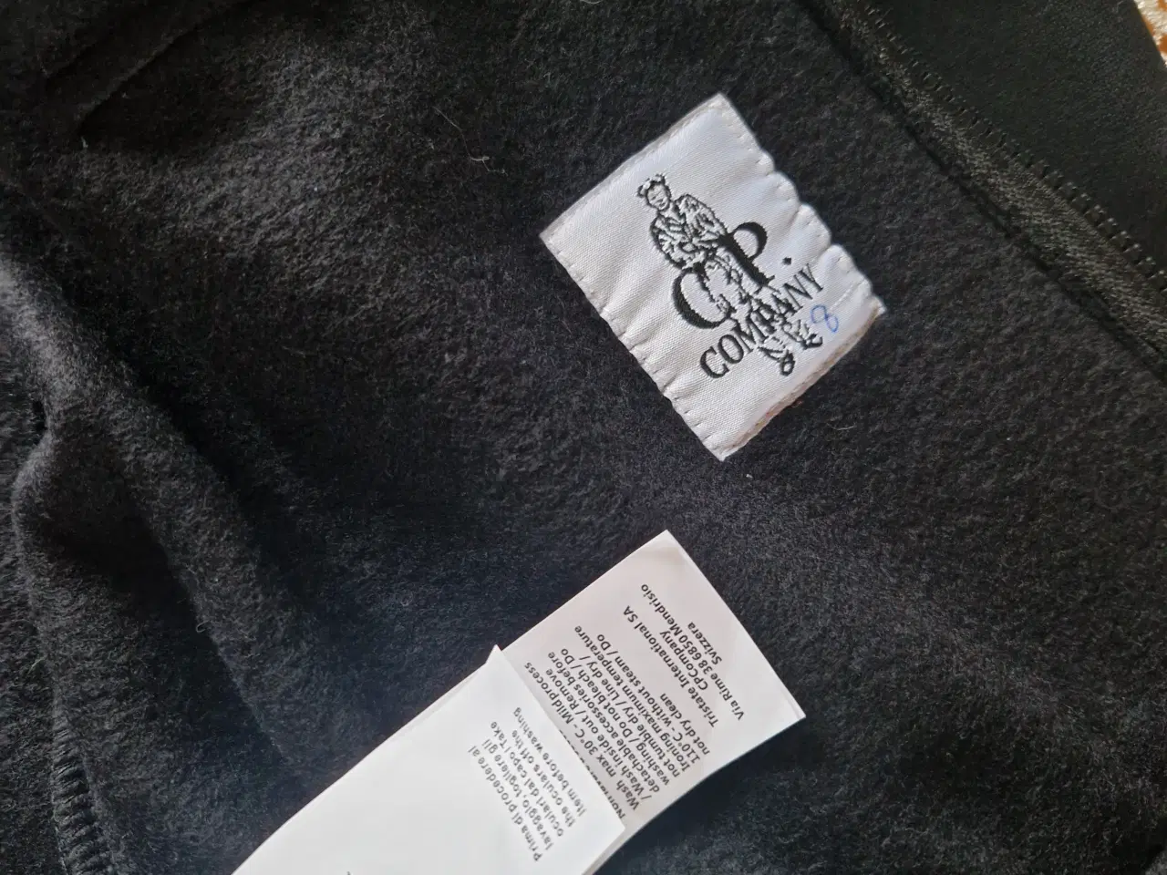 Billede 5 - C.P. Company hoodie med goggles str M sort