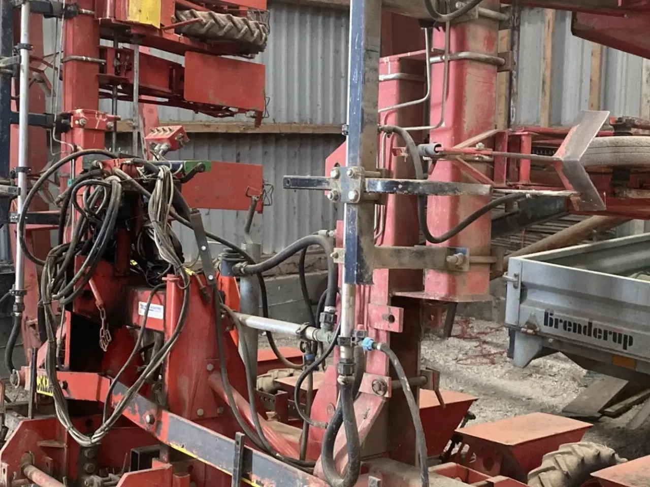 Billede 1 - Becker 12 rækket såmaskine med udstyr til flydende gødning. Fronttank medfølger til prisen.