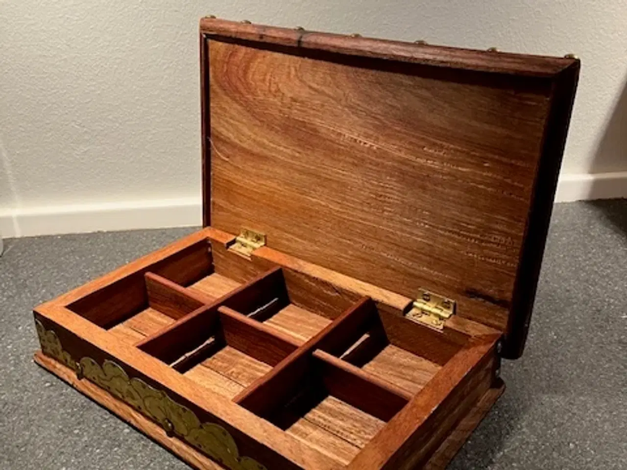 Billede 2 - Gedigent håndværk – Smukt træskrin med 6 rum