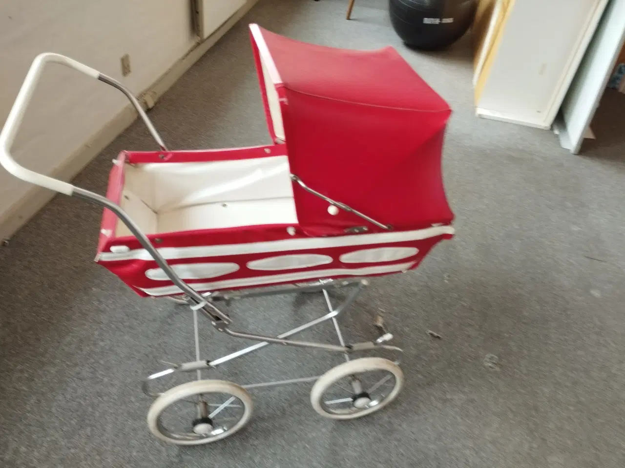 Billede 2 - Rød dukkevogn fra 1970/80- mærke ukendt