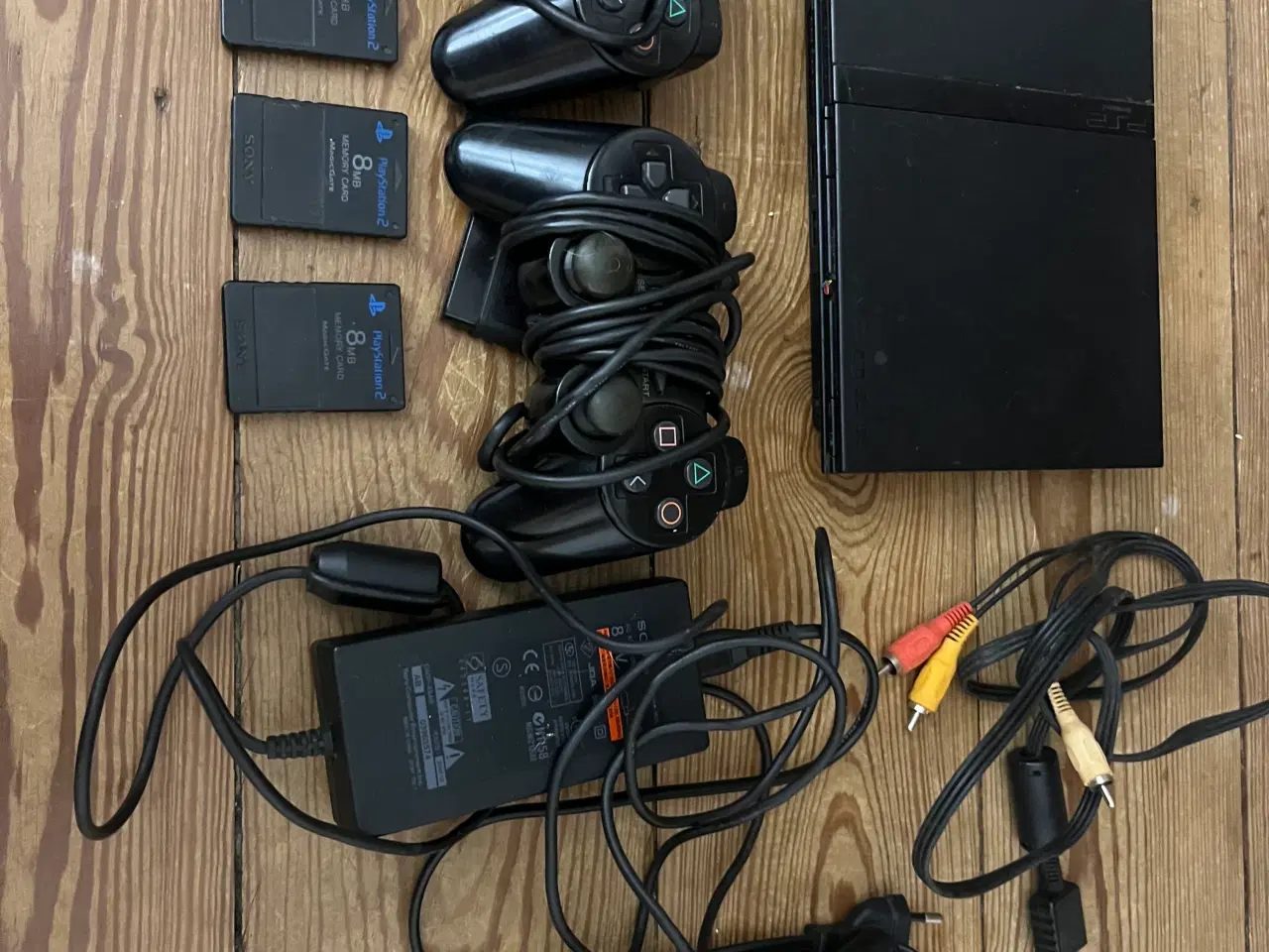 Billede 1 - Playstation 2 inkl. tilbehør og 47 spil. Byd gerne