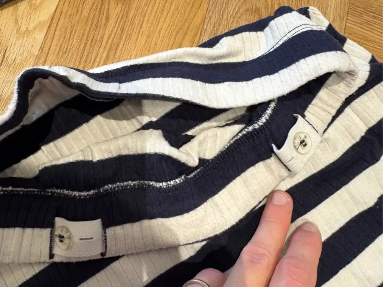 Billede 2 - Sæt af nederdel og T-shirt