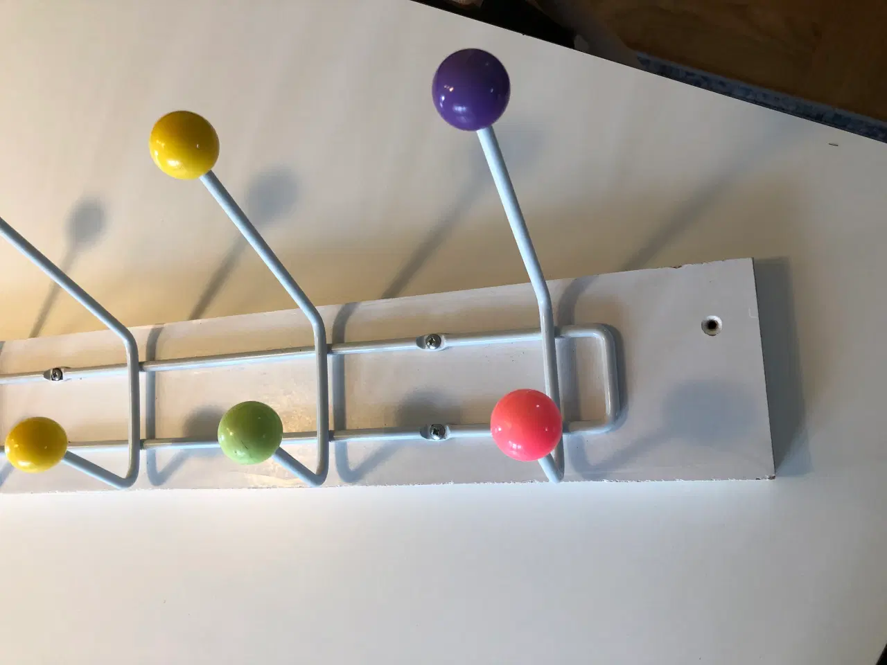 Billede 3 - Knagerække i flotte farver til børnene