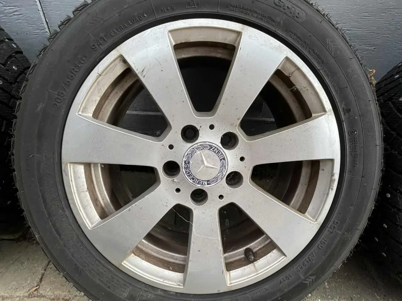 Billede 2 - Alufælge til Mercedes monteret med pigdæk