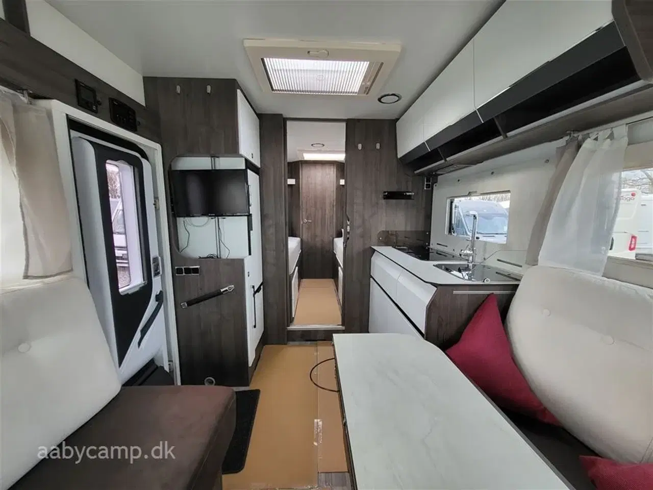 Billede 9 - 2020 - Benimar Amphitryon 957   Lave enkeltsenge. ende badeværelse.face to face siddegruppe.