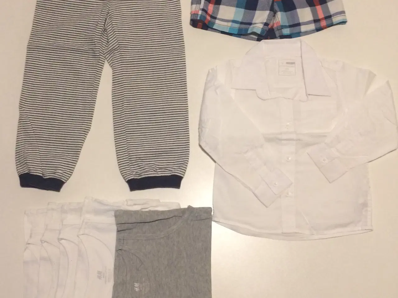 Billede 4 - Tøjpakke 16 stk. tøj. Str. 98-98/104