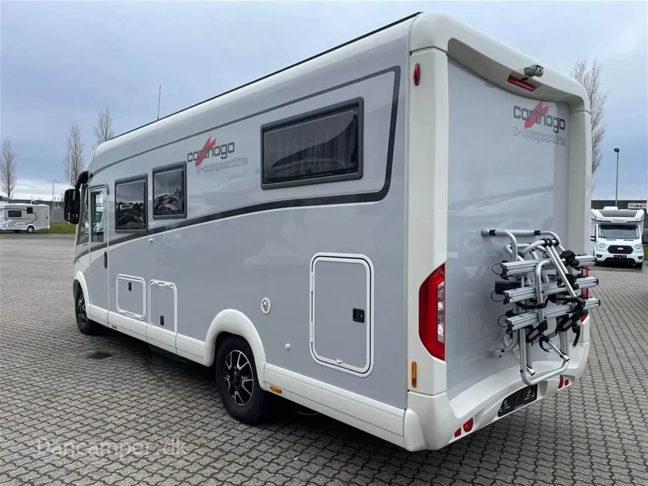 Billede 2 - 2018 - Carthago compactline 144 LE   KOMMISSIONSBIL. Automatgear - 150 hk, Enkeltsenge, solceller, inverter, hydrauliske selvnivilerende støttefødder