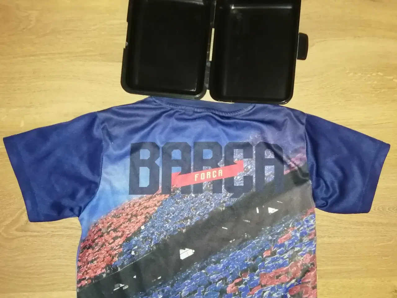 Billede 4 - FC BARCELONA MESSI TSHIRT STR 10 OG NY MADKASSE