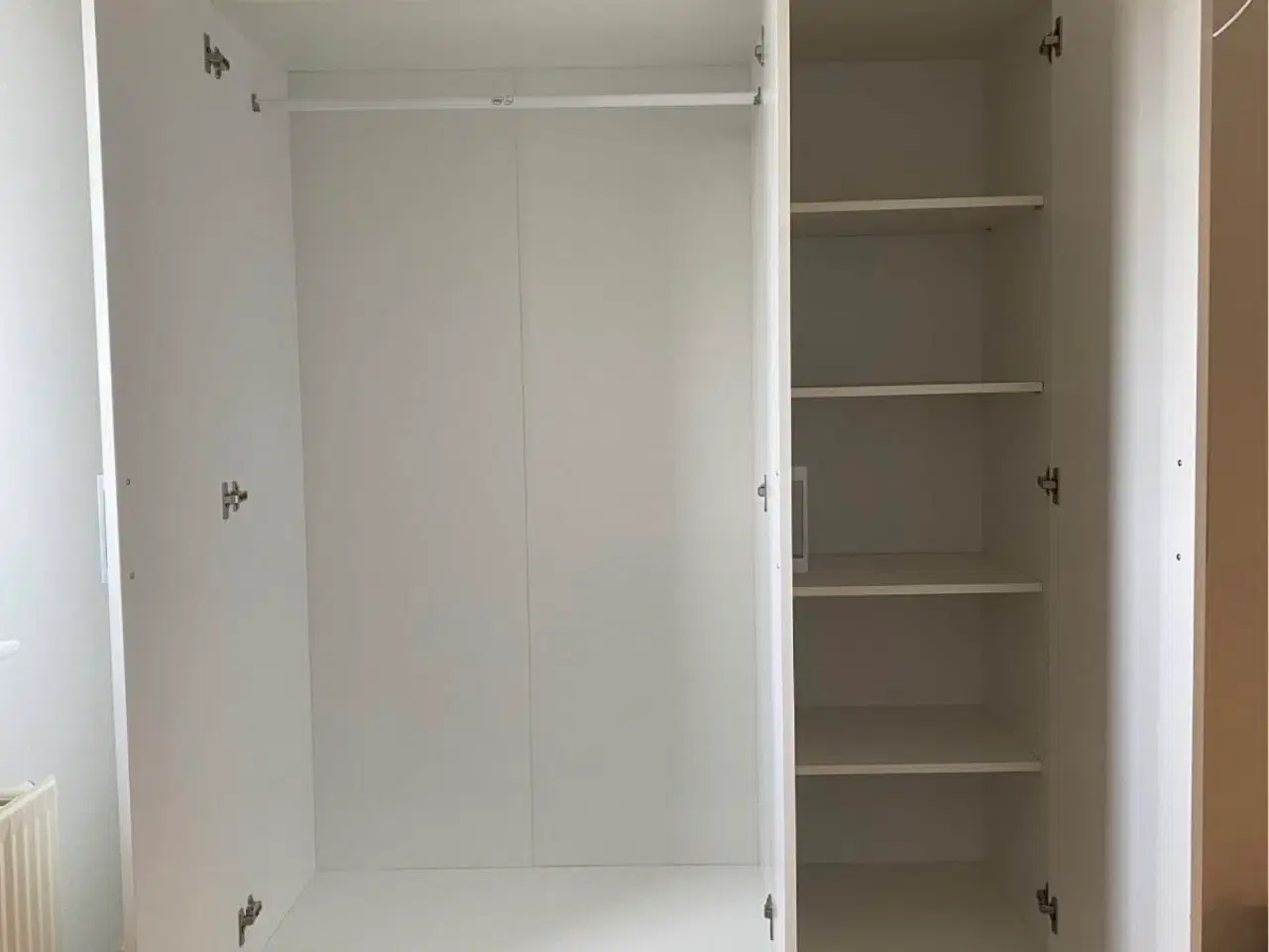 Billede 2 - Jysk Garderobeskab med skuffer, hylder og tøjbøjle