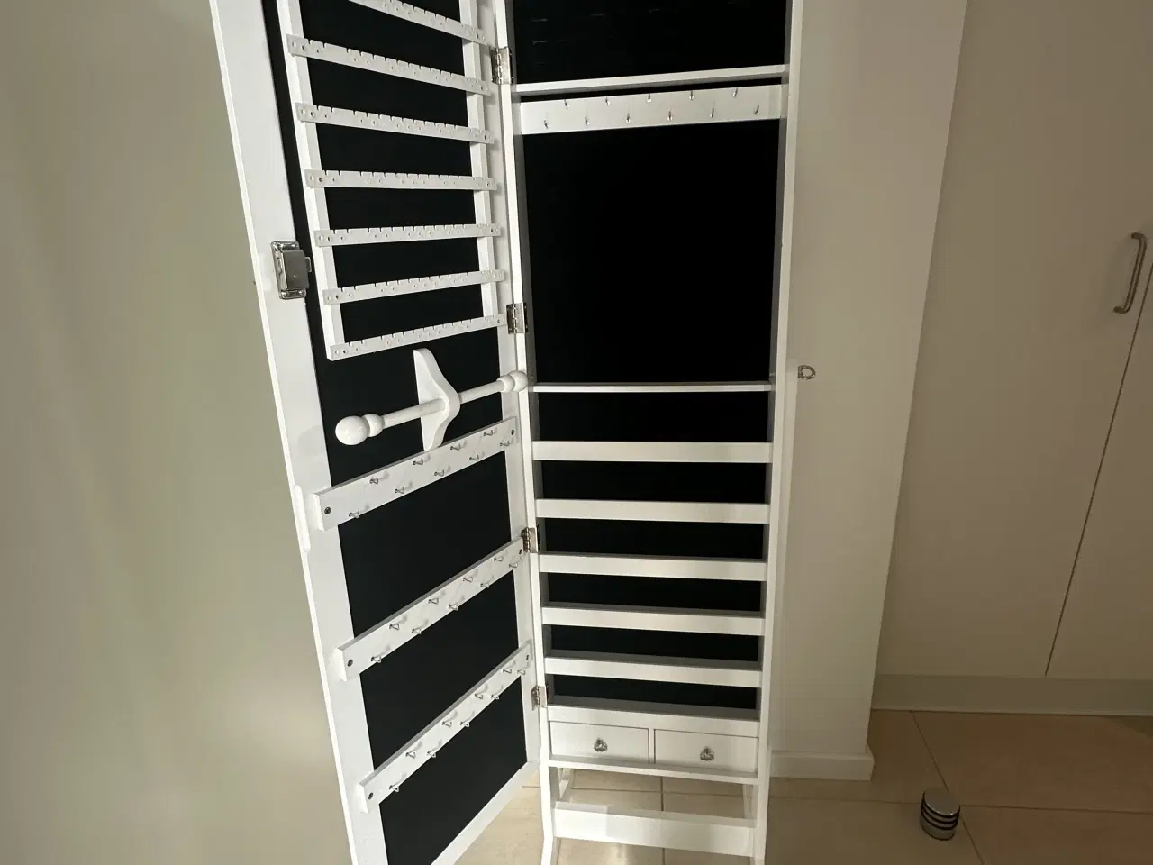 Billede 3 - Spejl med smykkeskab