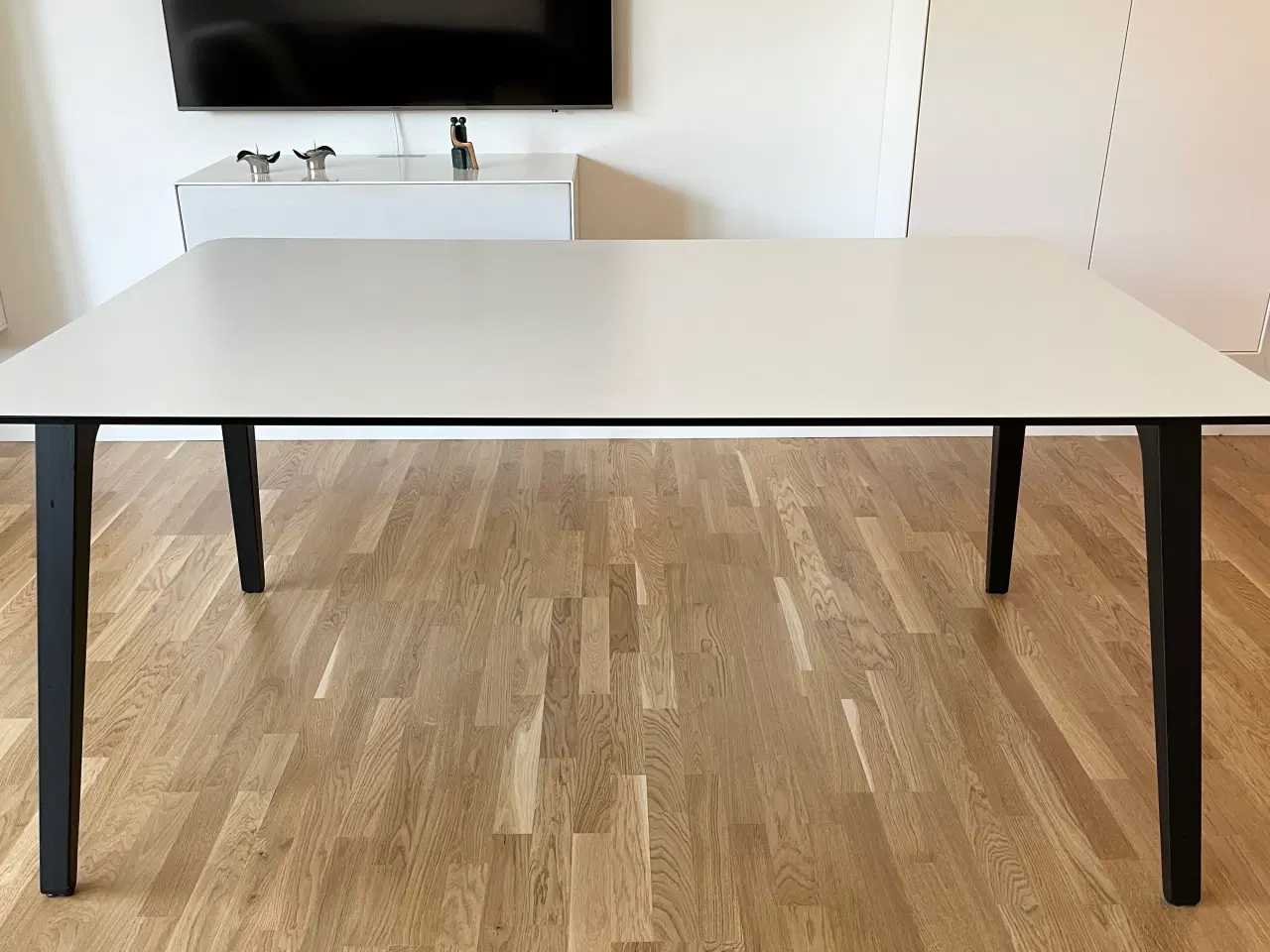 Billede 1 - Hvid højtrykslaminat spisebord med 2 tillægplader