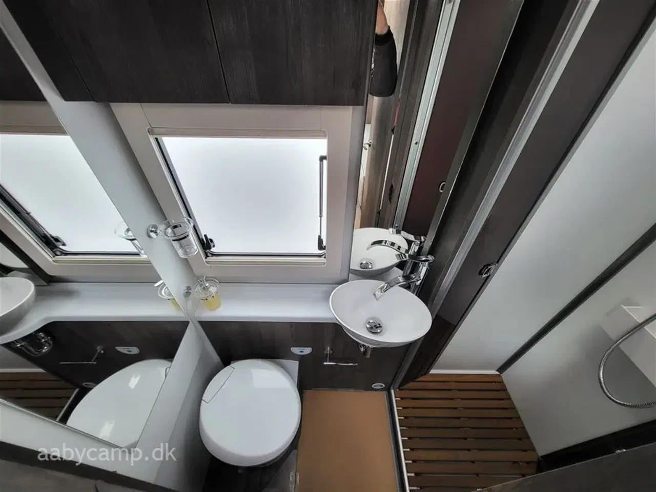 Billede 20 - 2020 - Benimar Amphitryon 957   Lave enkeltsenge. ende badeværelse.face to face siddegruppe.