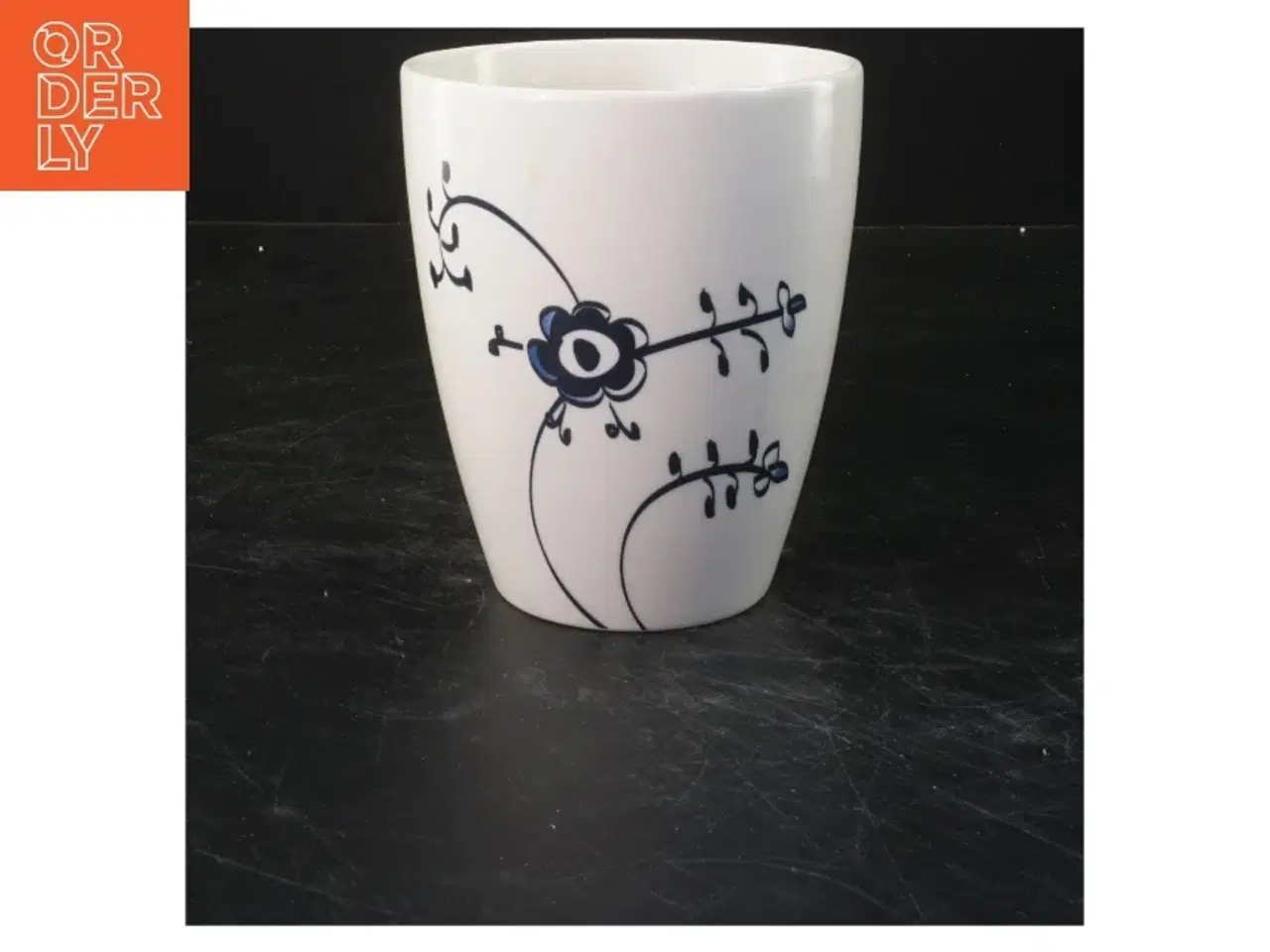 Billede 1 - Hvid krus med blåt blomstermønster (str. 13x11,5 cm)