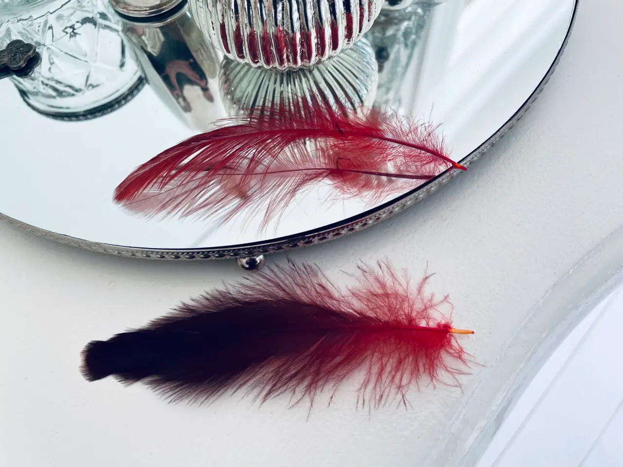 Billede 4 - Fjer i røde og mørke nuancer 