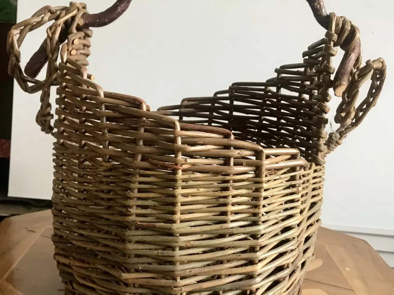 Billede 3 - Smuk pileflet kurv med træhank og ‘krøller’. 