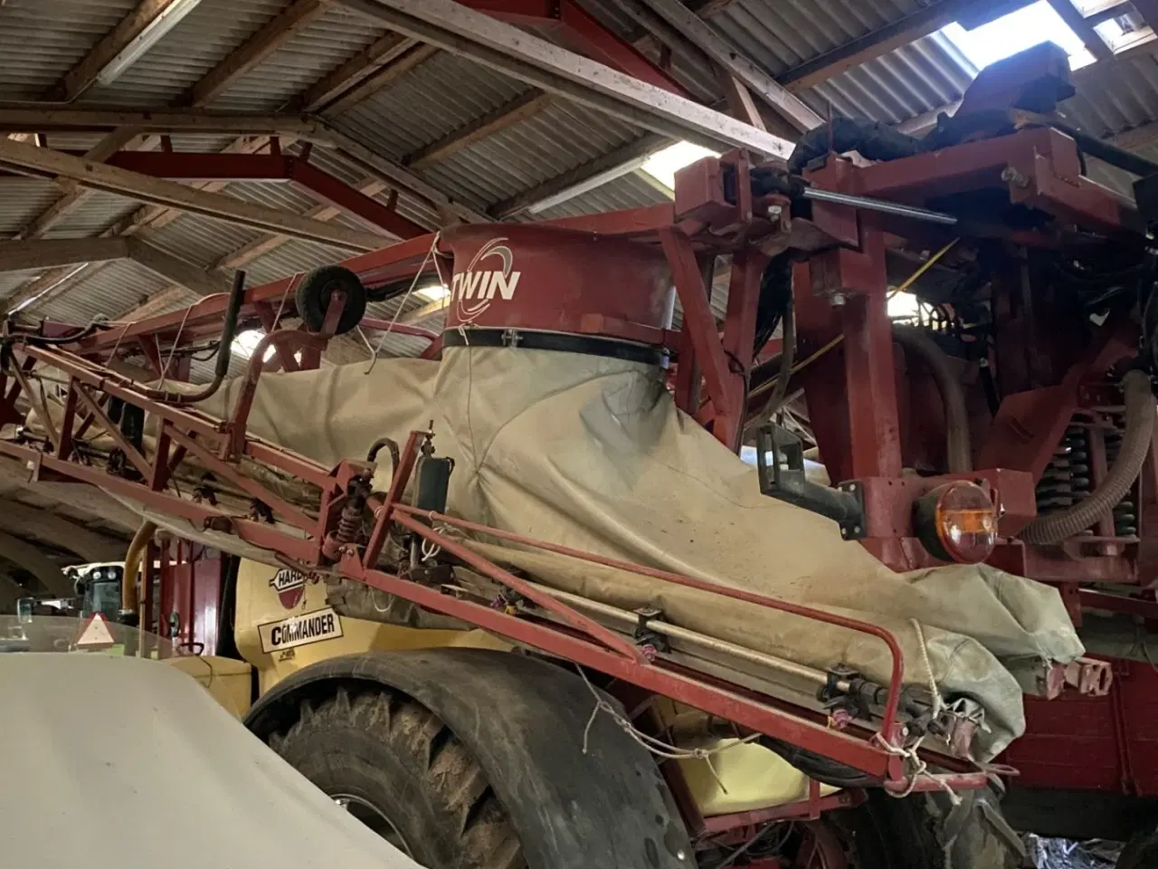 Billede 3 - Hardi Commander 4200 med luft. Sprøjten er synes i 2025.