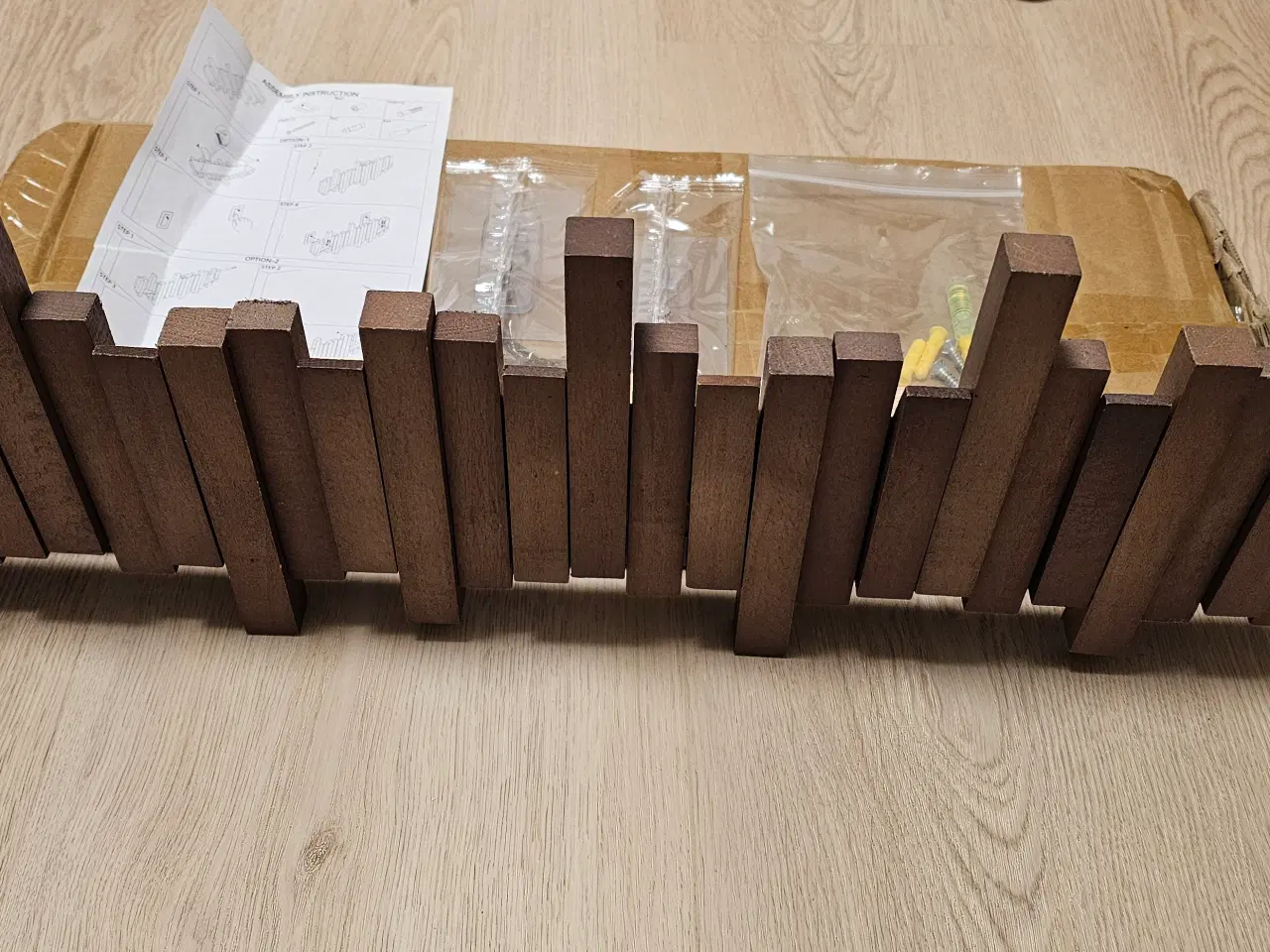 Billede 2 - Håndlavet af træ knagerække med Piano Design