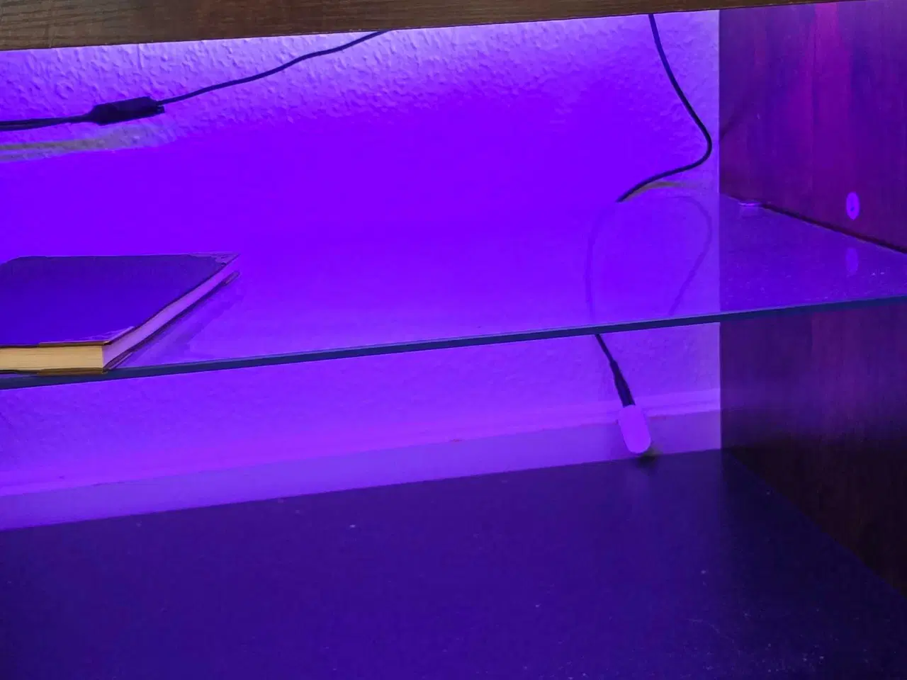 Billede 4 - Tv-bord med opbevaring og LED-lys