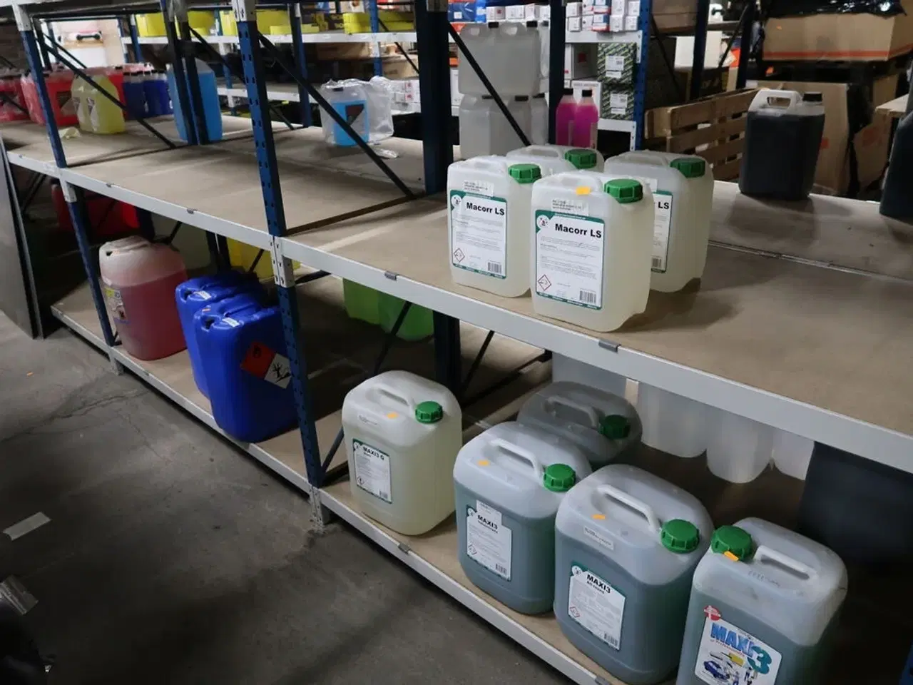 Billede 1 - Diverse rengøringsmiddel, benzin m.v.