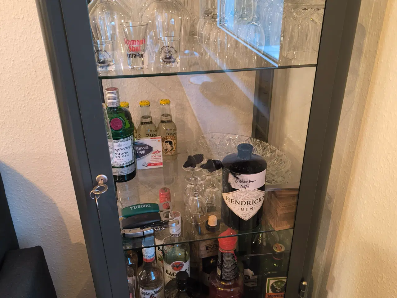 Billede 2 - Barskab i mørkegrå fra IKEA 