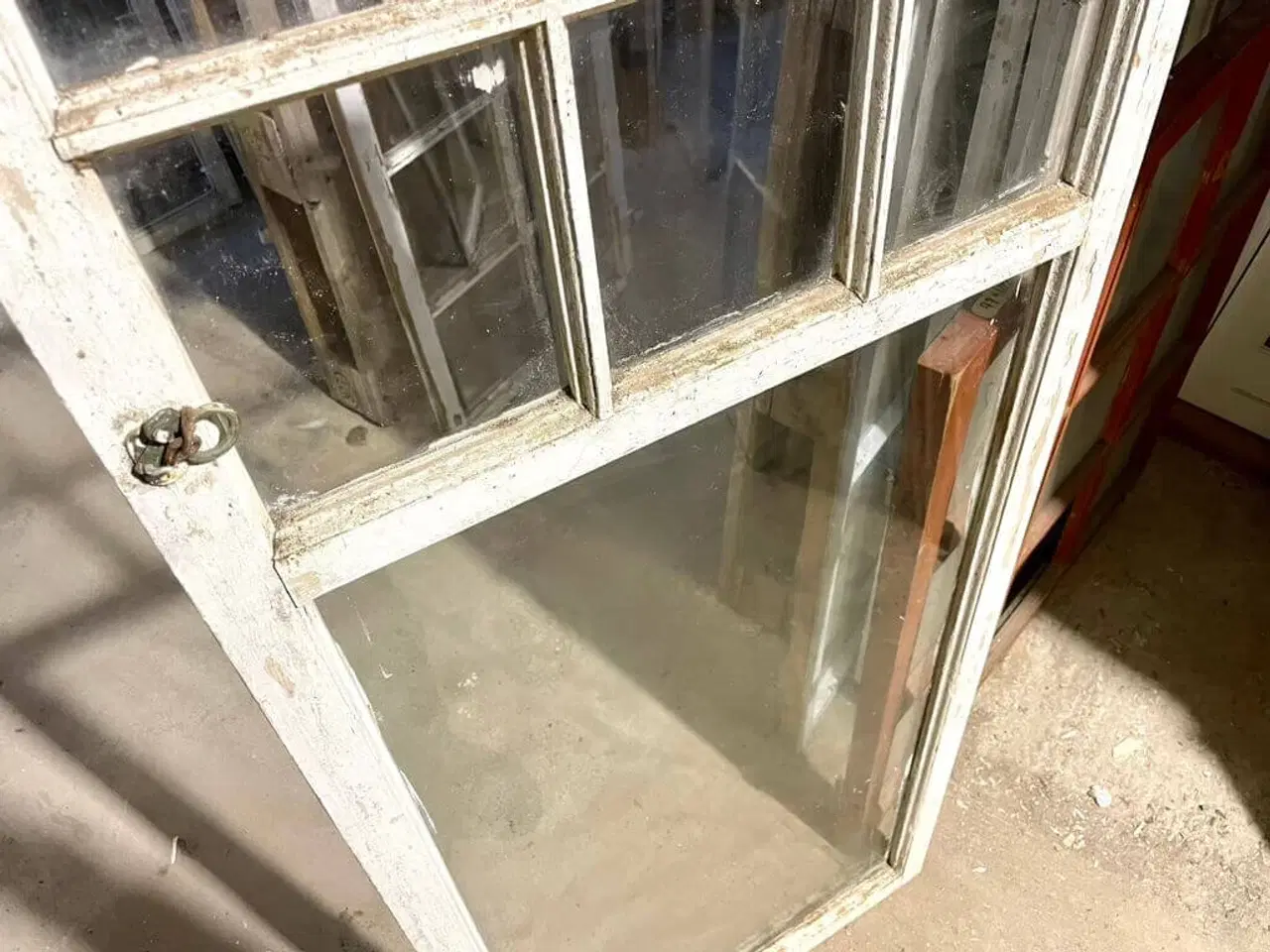 Billede 4 - Høj vinduesramme m. små rudefelter øverst