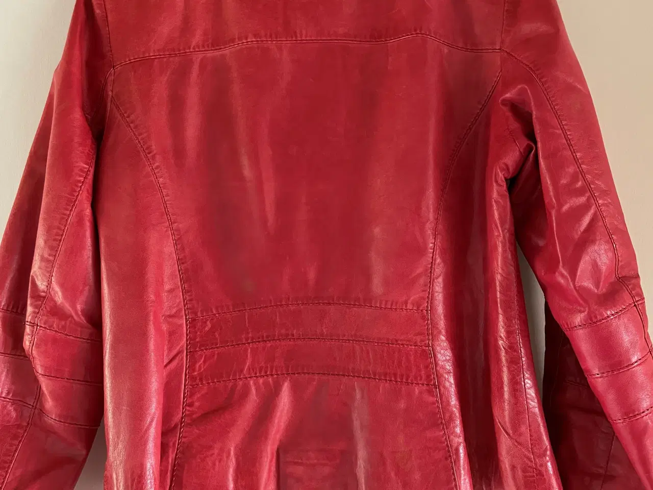 Billede 2 - Rød læder jakke