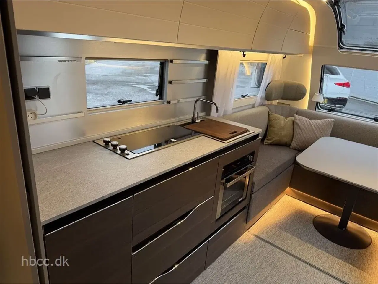 Billede 3 - 2023 - Adria Alpina 613 UT Adria Alpina 613 UT (2023) – Helårsluksus med Commodore telt og tæpper