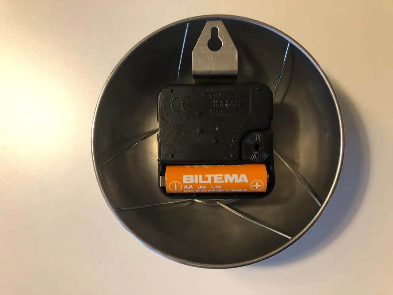 Billede 5 - Lille vægur i metal