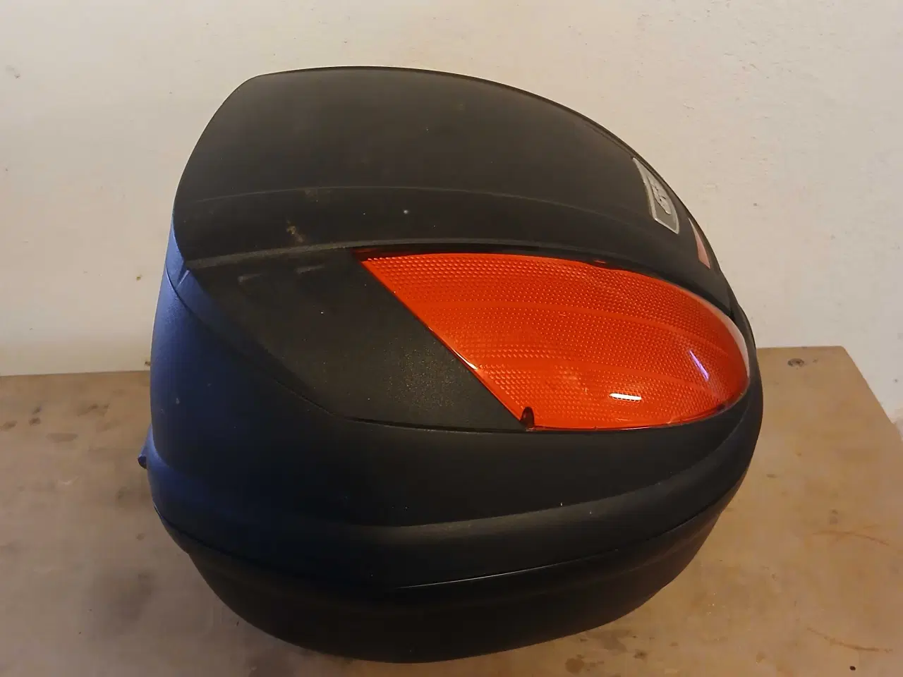 Billede 3 - Givi topboks sort/rød til motorcykel eller scooter