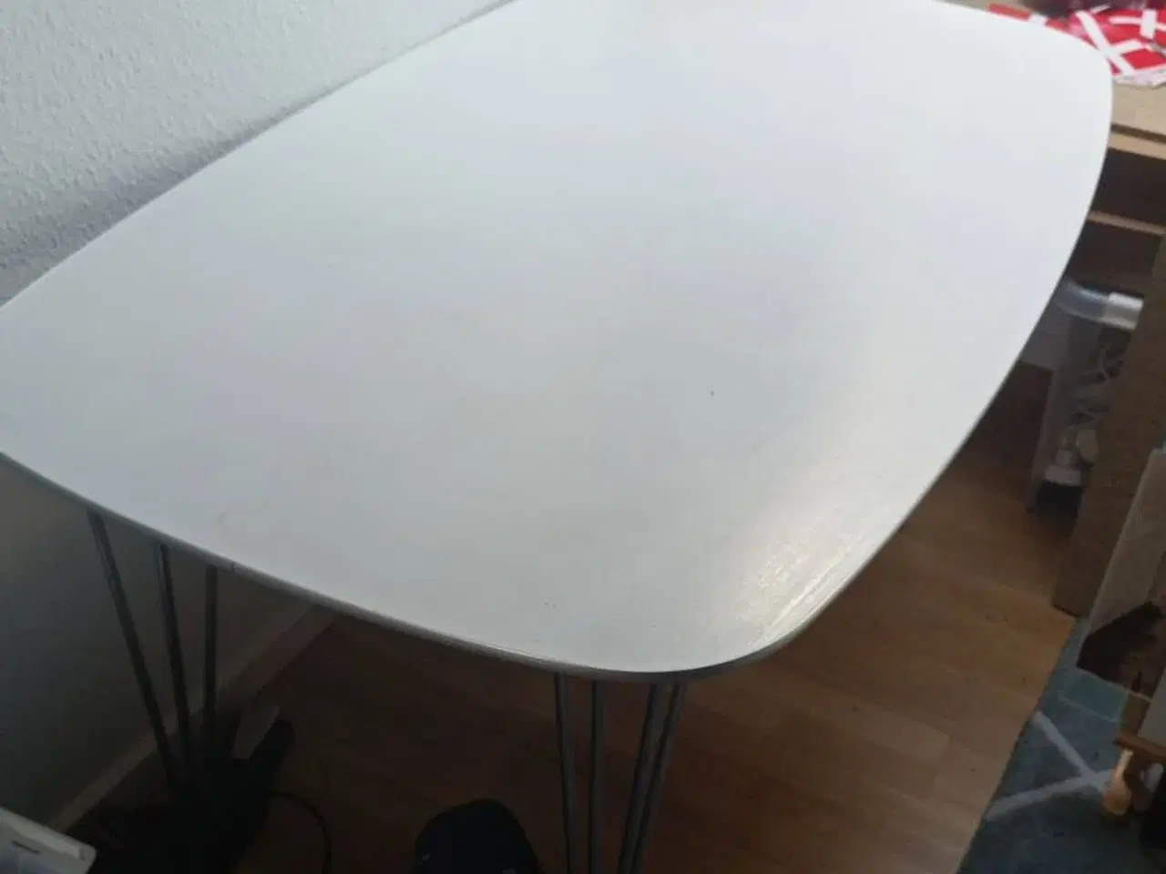Billede 1 - spise-/skrive-bord sælges, hvidt m. metalben