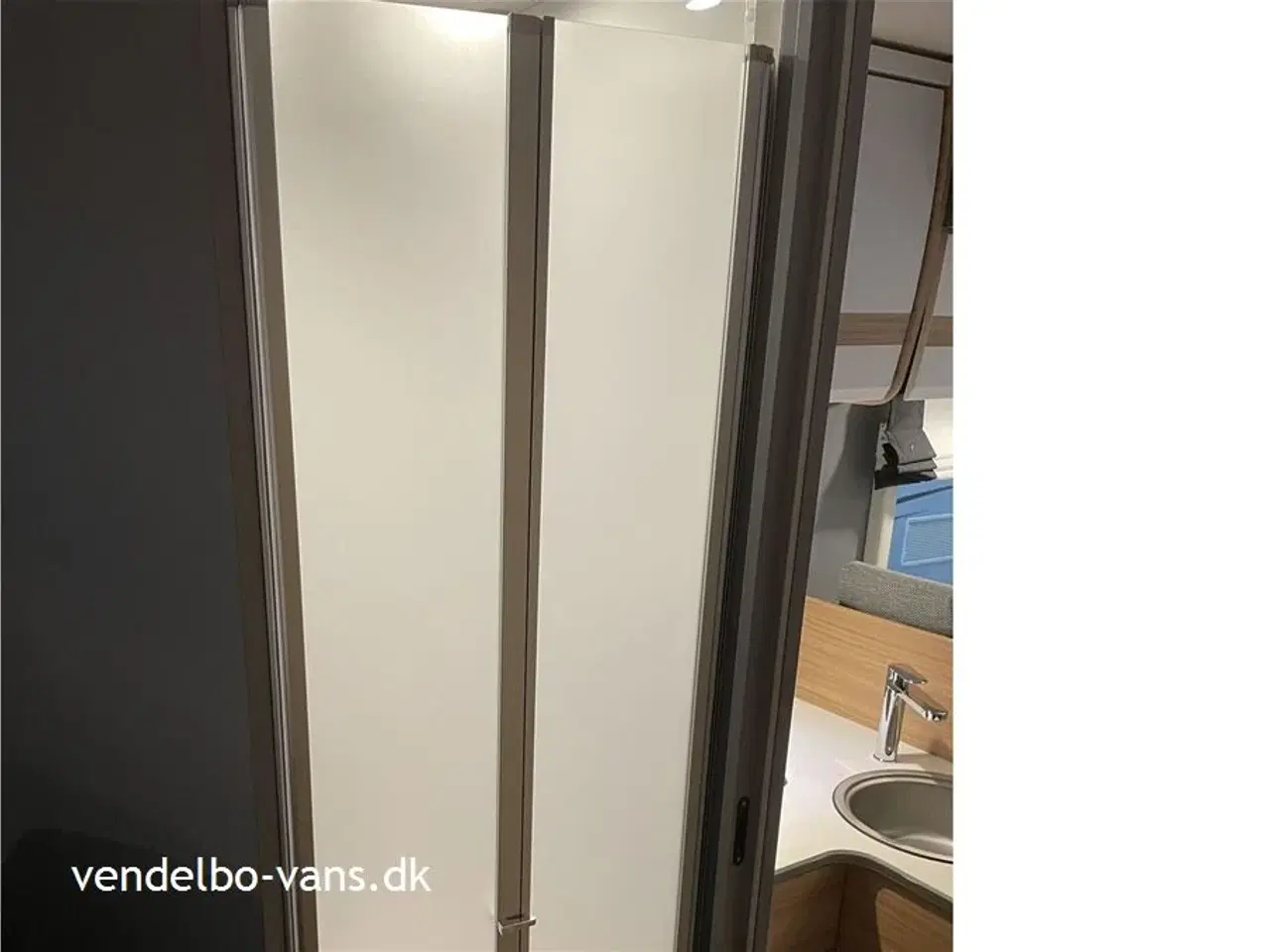 Billede 16 - 2023 - Dethleffs Just T 7052 DBM - 90 Year   Fritstående dobbeltseng med ekstra  stor garage neden under