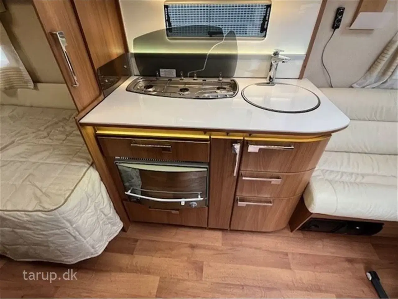 Billede 14 - 2014 - Kabe Royal 590 ETDL KS   Fortelt: Isabella Nordic 300, Truma XT mover, skind i siddegruppe, lysskinne, ALDE varme, vand båren gulvvarme, rundsiddegruppe, enkeltsenge